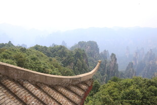 中式屋檐下的山林景致