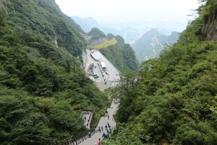 山间蜿蜒公路穿翠绿山林