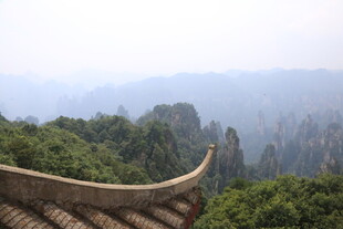 屋顶视角下的山峦美景