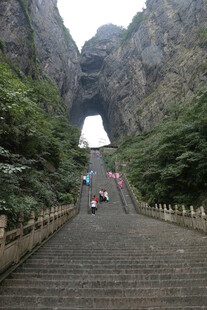 天门山洞前的登山步道