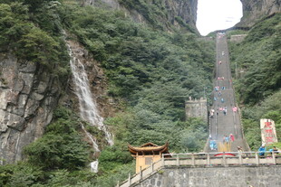 天门山壮观天梯与飞瀑