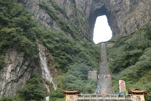 张家界天门山壮观天门洞
