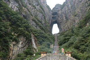 张家界天门山壮观天门洞