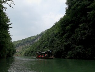 青山绿水间的游船美景
