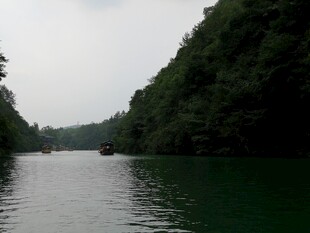 青山环抱的静谧绿水