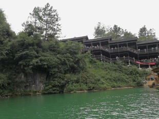 河畔古建映绿水