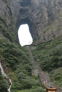 张家界天门山壮观天然门洞