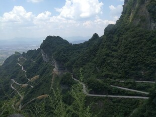 山间蜿蜒公路 绿意盎然