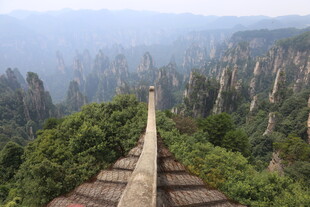 张家界奇峰栈道壮美景观