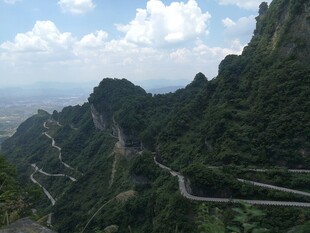 山间蜿蜒公路美景