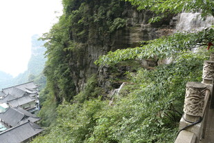 悬崖边的古朴村落景观