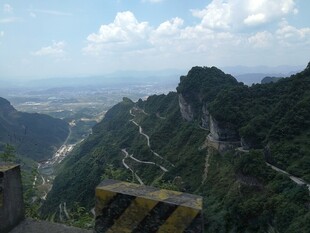 俯瞰山间蜿蜒公路美景