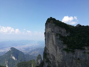 悬崖峭壁上的壮丽山景