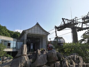 老旧房屋旁的电力设施