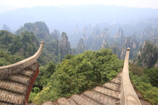 俯瞰山间古建筑屋顶美景