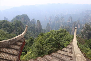 俯瞰山间古建筑与奇峰