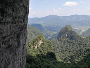 悬崖边俯瞰青山绿野