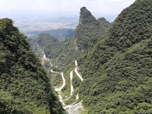 山间蜿蜒公路穿翠谷