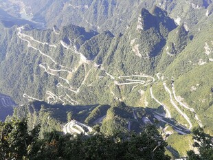 蜿蜒山路穿梭于青山间