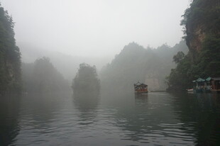 雾中漓江景 轻舟碧波行