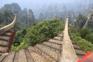 屋顶视角下的山林美景