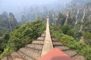 俯瞰山间栈道与奇峰
