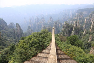 俯瞰奇峰罗列的壮丽山景