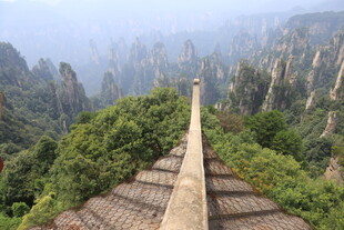俯瞰张家界奇峰观景台