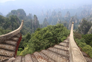 俯瞰山间古建筑与壮丽峰景