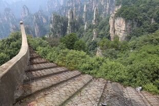 山间石阶 览巍峨壮丽风光