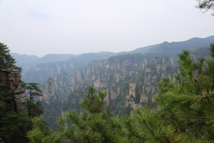 张家界壮丽山峦景观