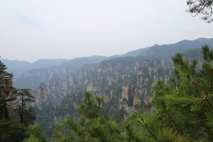 壮丽山峦间的翠绿景致