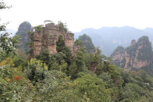 奇峰林立的壮美山林景观