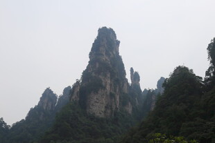 奇峰耸立的壮丽山景