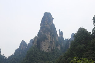 奇峰耸立的壮美山峦景观
