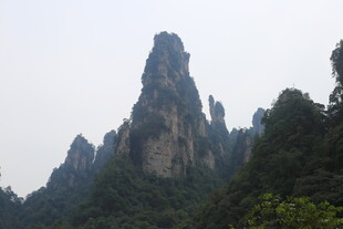奇峰耸立的壮丽山景