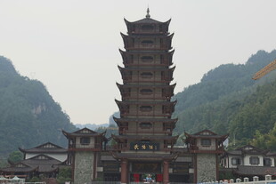 古朴塔楼屹立山水间