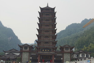 古朴多层宝塔 山间独特景致