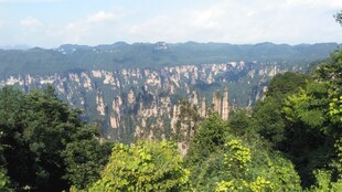 山林间俯瞰城市景观