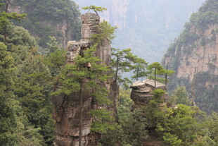 奇峰上的古朴建筑
