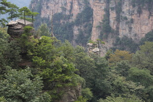 壮丽山林间的巍峨峭壁