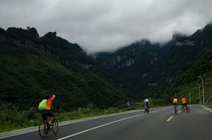 山间公路骑行者