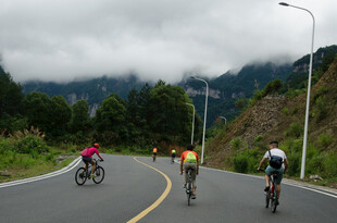公路骑行者穿梭山间美景
