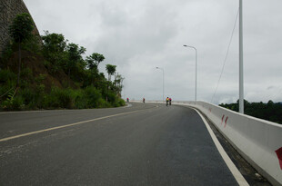 空旷公路延伸向远方