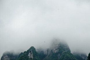 云雾缭绕的秀丽山峰