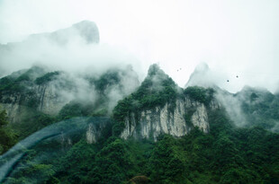 云雾缭绕的壮美山峦景观