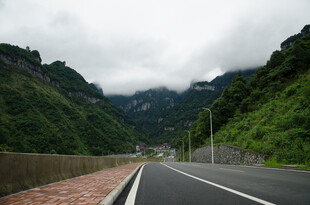 山间公路 云雾缭绕之景