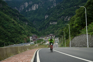 山间公路骑行者