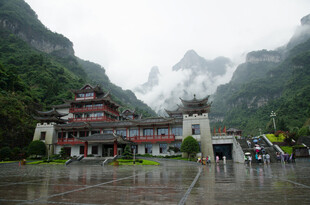 山间中式建筑 云雾缭绕