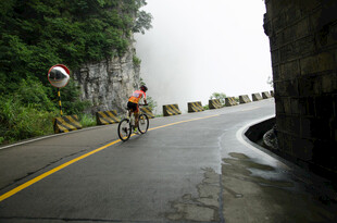 雨中公路骑行者